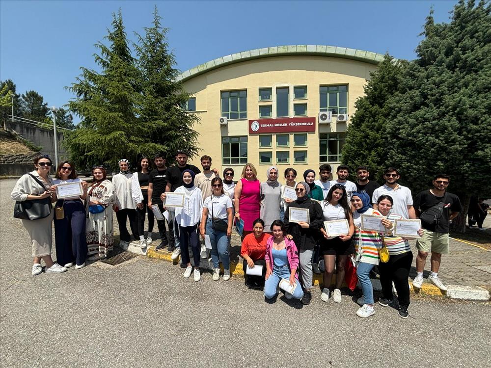 "Aktif Yaşlanma Sempozyumu ve Bir Nefes Bir Terapi Sergisi'nde" Programa Katkılarından Ötürü Teşekkür Belgelerini Aldılar.